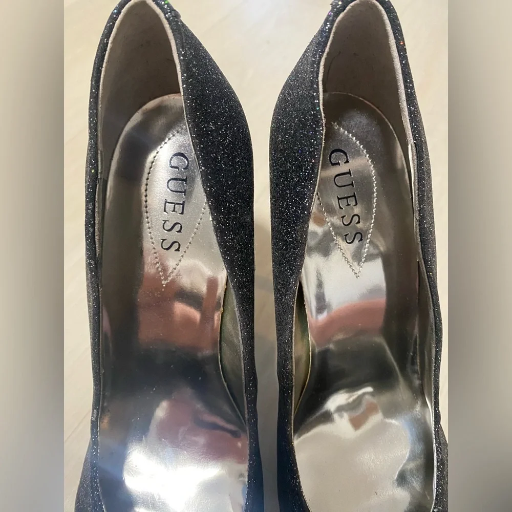NWOT GUESS BLACK GLITTER ROUND TOE KARISE PLATFORM PUMPS HEELS - SIZE 9